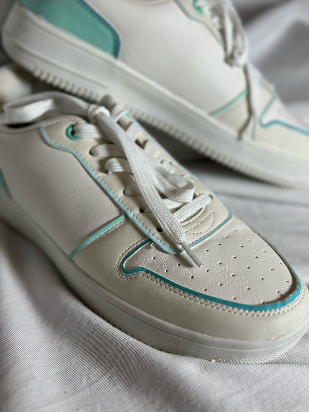 Women’s Crane White & Off-White Sneakers with Aqua Trim Size 8